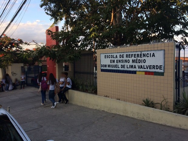 Ainda não se sabe o que causou o mal-estar no grupo de alunos (Foto: Renato Barros/CBN Recife)