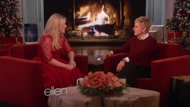 Kelly Clarkson e Ellen DeGeneres (Foto: Video/Reprodução)