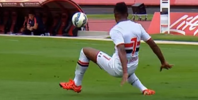 Michel Bastos, Robinho e dupla do Cruzeiro disputam lance mais bizarro