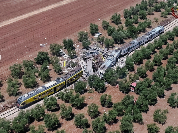 Choque de trens deixa mortos e feridos na Itália (Foto: Italian Firefighter Press Office via AP)