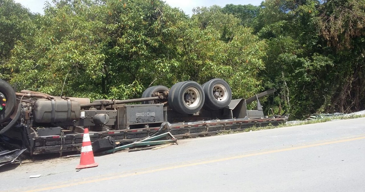 G1 - Caminhão carregado com vidro tomba na SP-79 em Votorantim ... - Globo.com