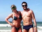 Mirella Santos exibe boa forma de biquíni em praia