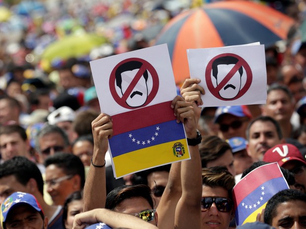Manifestantes anti-Maduro em protesto nesta quarta, em Caracas (Foto: Carlos Garcia Rawlins/AFP)