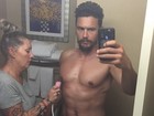 Sem camisa, James Franco faz selfie com amiga depilando seu mamilo