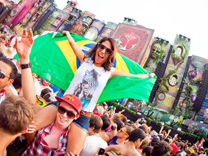 Público dança em edição belga do Tomorrowland, que acontecerá no Brasil (Foto: Divulgação)