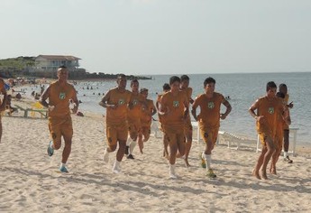 tapajós durante treino físico na praia do Maracanã (Foto: Guto Cardoso/Ascom Tapajós)