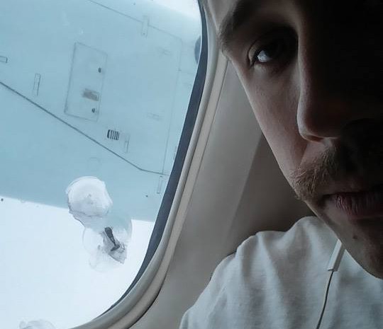 [Internacional] Parafuso se solta de avião e fica preso na janela durante voo Aviao