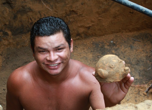 Urna de barro com um esqueleto humano foi encontrada na Zona Sul de Manaus (Foto: Mônica Dias/G1)