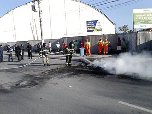 Bombeiros foram acionados para controlar as chamas (Foto: Karina Dantas/G1)