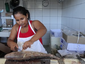 Comerciante manipulando e vendendo peixe de forma inadequada (Foto: Raphael Vasconcelos/ G1)