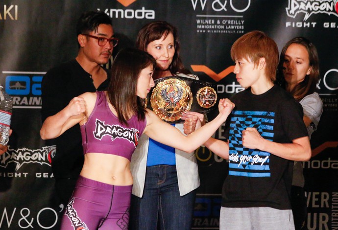 Hérica Tibúrcio x Ayaka Hamasaki pesagem Invicta FC 13 MMA (Foto: Evelyn Rodrigues)