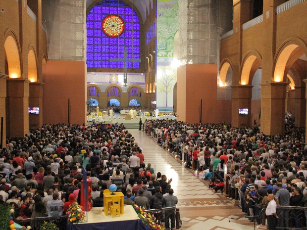 Basílica lotada no Santuário Nacional de Aparecida (Foto: Carlos Santos/ G1)