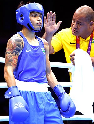 Adriana Araújo na luta de boxe contra Mahjouba Oubtil (Foto: Reuters)