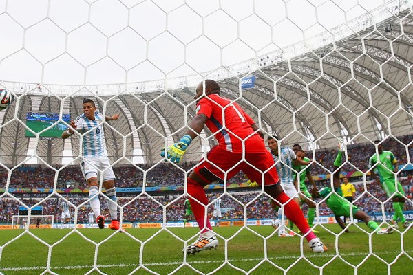 O desvio de joelho de Rojo deixou Enyeama sem nenhuma ação no terceiro gol da Argentina sobre a Nigéria (Foto: Getty Images)