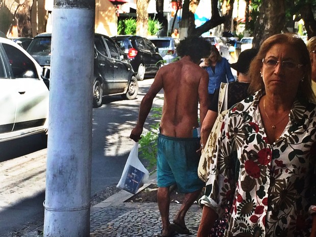 Homem anda com caderno que ganhou para compor música (Foto: Matheus Rodrigues/ G1)