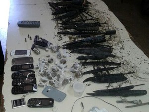 Durante revistas, agentes encontraram dezenas de facas artesanais, drogas e uma pistola (Foto: Divulgação/Coape)