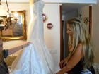 Ângela Bismarchi posta foto da prova de seu vestido de noiva