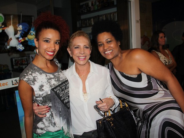 Arlete Salles com as atrizes Maria Bia e Lilian Valeska em teatro na Zona Sul do Rio (Foto: Anderson Borde/ Ag. News)