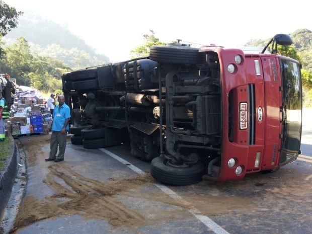 Caminhão tomba no trecho de serra da rodovia dos Tamoios (SP-99) (Foto: Wanderson Borges/TV Vanguarda)