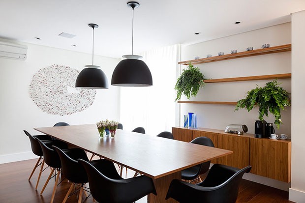 Cozinha espaçosa é protagonista em apartamento da chef Paula Weber (Foto: Divulgação)