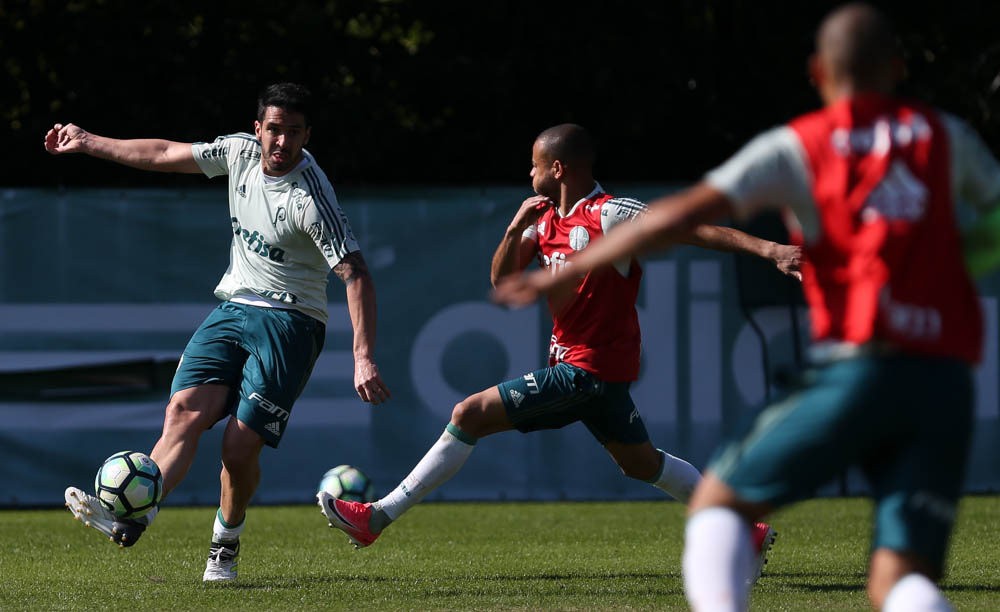 Com atenção dividida, Palmeiras caminha para montar dois times titulares