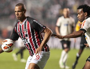 Luis Fabiano e Gil, Corinthians x São Paulo - final Recopa (Foto: AFP)