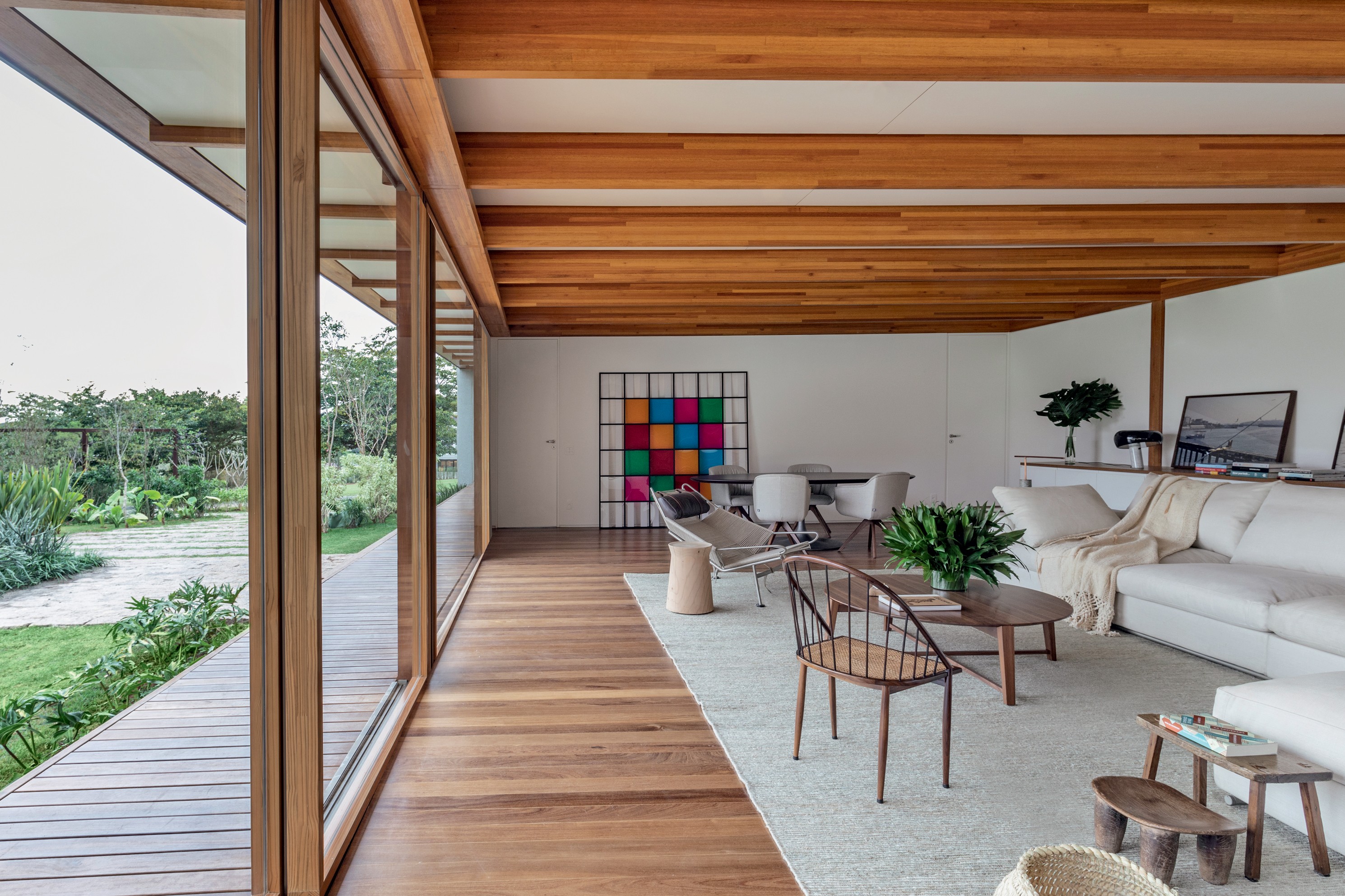 Casa de 500 m² é feita de madeira laminada colada e steel frame (Foto: Ruy Teixeira/Divulgação)