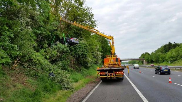 Motorista perdeu o controle da direo e foi parar com carro no alto de rvore  (Foto: Reproduo/Twitter/Leics Road Policing)