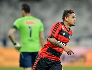 Carlos Eduardo gol Flamengo (Foto: Pedro Vilela / Ag. Estado)