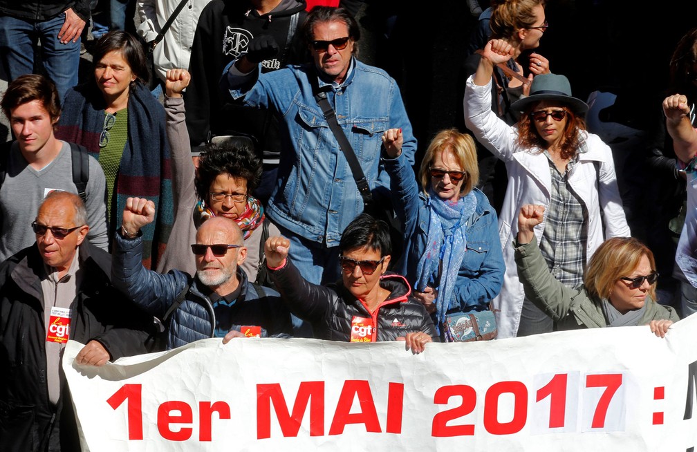 Manifestantes participam da tradicional marcha do Dia do Trabalhador em Marselha, na França, nesta segunda-feira, 1º de maio  (Foto: Jean-Paul Pelissier/Reuters)