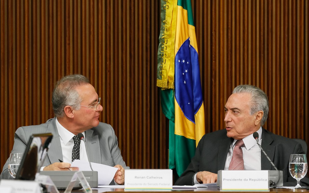 O senador Renan Calheiros (PMDB-AL) e o presidente Michel Temer, durante reunião no Planalto no fim de 2016 (Foto: Beto Barata/PR)