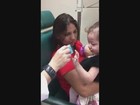 VÍDEO: menina de 2 anos enxerga mãe pela 1ª vez após cirurgia 