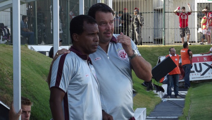 Roberto Fernandes, técnico do América-RN, conversa com o auxiliar Zé do Carmo (Foto: Jocaff Souza/GLOBOESPORTE.COM)