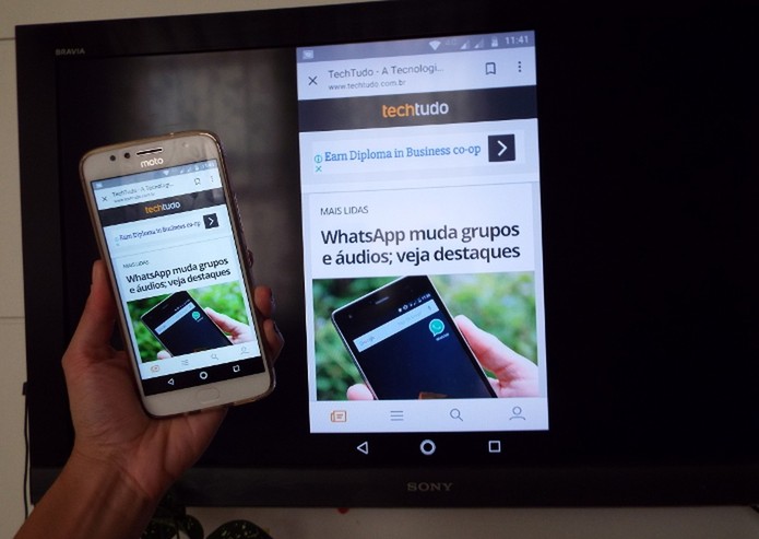 TV com Chromecast exibindo tela do celular com app do Google (Foto: Raquel Freire/TechTudo) TV com Chromecast exibindo tela do celular com app do Google (Foto: Raquel Freire/TechTudo)