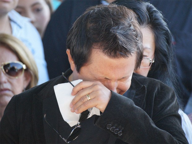 Cantor Giovani foi amparado por familiares durante o enterro da filha em Franca, SP (Foto: Kelven Melo/Palavra Fácil Comunicação)