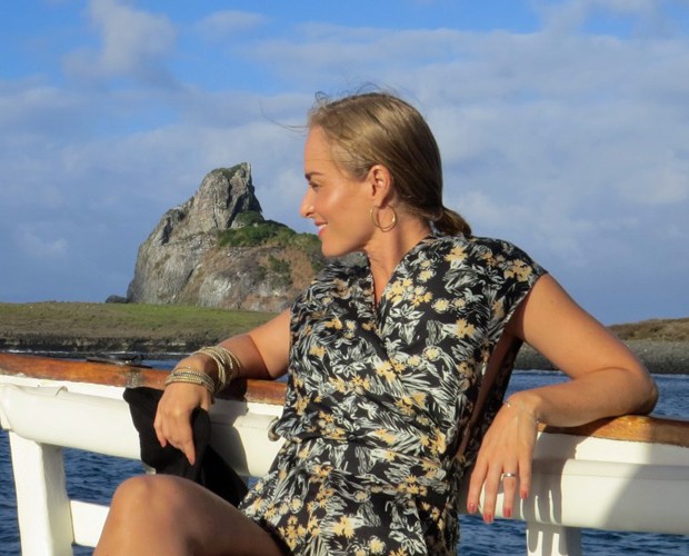 Apresentadora do Estrelas passeia de barco pela ilha (Foto: Ana Clara Marinho / TV Globo)