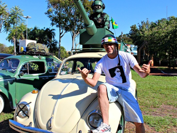 Dono inaugura Fusca com tanque de guerra em MS (Foto: Tatiane Queiroz/ G1 MS)