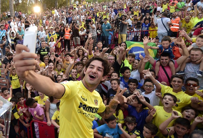 Alexandre Pato apresentação Villarreal (Foto: AFP)