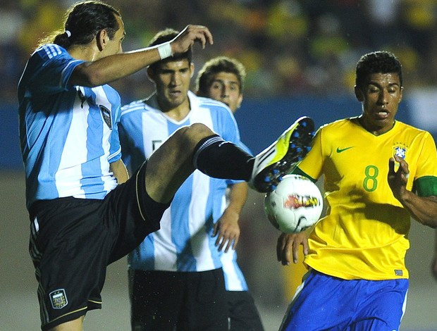 Paulinho e Barcos, Brasil x Argentina (Foto: Agência EFE)