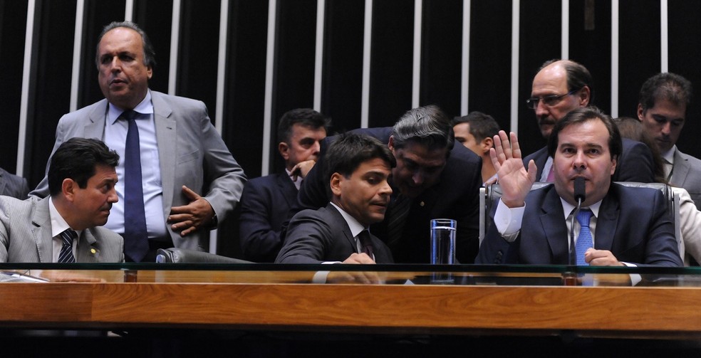 O presidente da Câmara, Rodrigo Maia (dir.), durante a sessão desta segunda (10) (Foto: Luis Macedo/Câmara dos Deputados)