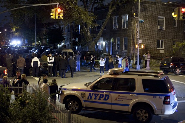 Veículo do Departamento de Polícia de Nova York (NYPD)  é visto perto do local de um incidente de esfaqueamento em uma residência no Brooklyn (Foto: Eduardo Munoz/ Reuters)