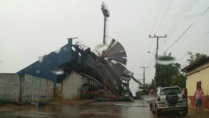Cobertura do estádio Pereirão cai após temporal (Foto: Divulgação)