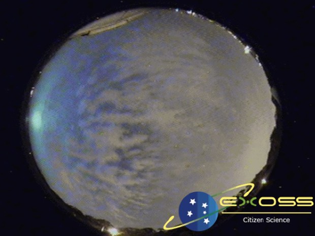 Registro de câmera em Mogi das Cruzes mostra a luz azul na passagem do meteoro (Foto: Exoss/Divulgação)