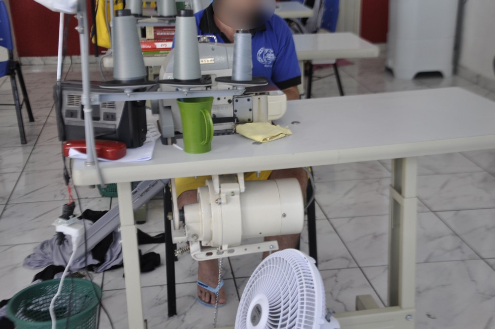 Presos aprendem a costurar na cadeia pblica de Barra do Garas (Foto: Sejudh/MT)