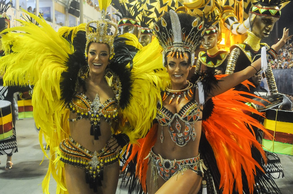 Carla Prata e Ticiane Pinheiro desfilam pela Unidos de Vila Isabel (Foto: Alexandre Durão / G1)
