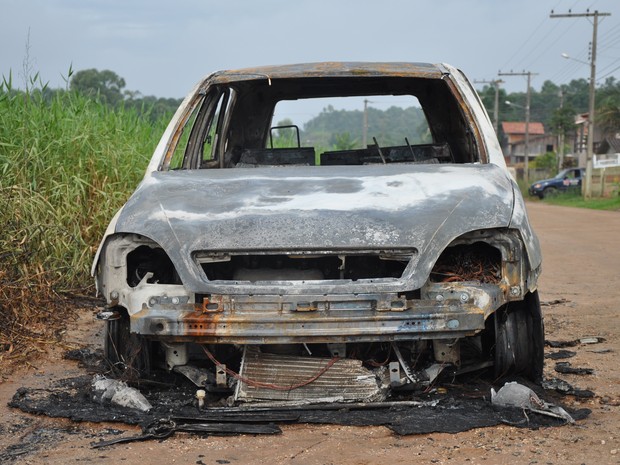 Carro incendiado em Içara foi o 100º registro de ataque em Santa Catarina (Foto: Lucas Lemos/Canal Içara)