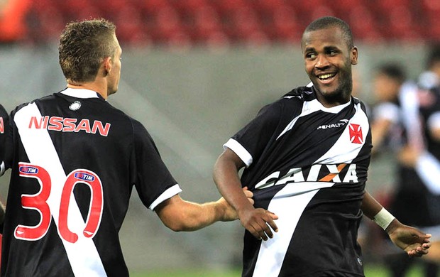 Marlone e Willie comemoram gol do Vasco contra o Náutico (Foto: Marcelo Sadio / Site do Vasco)