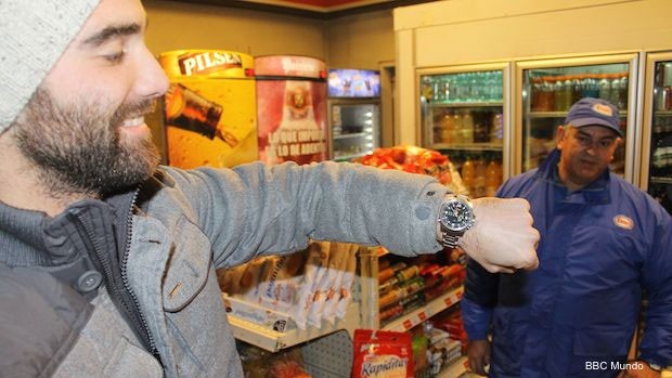  Agustín Rovira não conseguiu comprar a cerveja que foi buscar, apesar de seu relógio apontar que ainda faltavam dois minutos para a "lei seca".  (Foto: BBC)