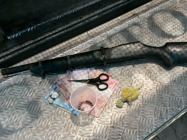 Arma, drogas e dinheiro encontrados com os adolescentes no imóvel em Feira de Santana (Foto: Divulgação/ Polícia Militar)