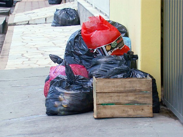 Com coleta comprometida, lixo acumula nas ruas de Varginha (Foto: Reprodução EPTV)